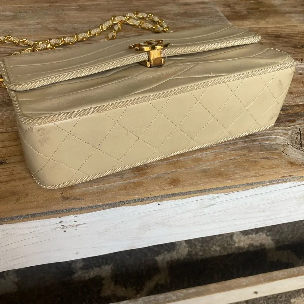 Vintage CHANEL Lambskin Cross Body Bag Cream / Gold Hardware